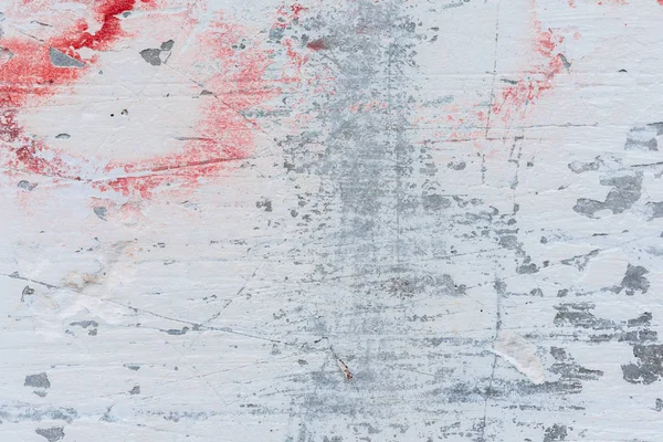 Çizik ve çatlaklarla dolu bir duvar parçası.