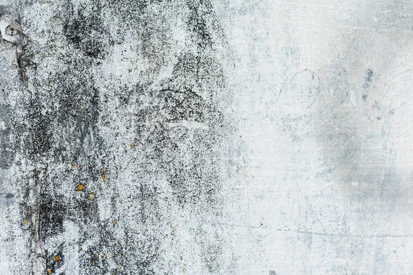 Çizik ve çatlaklarla dolu bir duvar parçası.