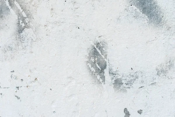 Çizik ve çatlaklarla dolu bir duvar parçası.