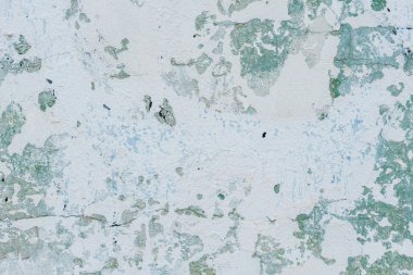 Çizik ve çatlaklarla dolu bir duvar parçası.