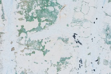 Çizik ve çatlaklarla dolu bir duvar parçası.