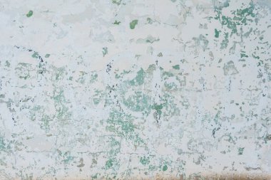 Çizik ve çatlaklarla dolu bir duvar parçası.