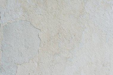 Çizik ve çatlaklarla dolu bir duvar parçası.