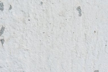 Çizik ve çatlaklarla dolu bir duvar parçası.