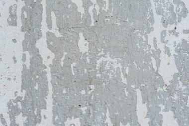 Çizik ve çatlaklarla dolu bir duvar parçası.