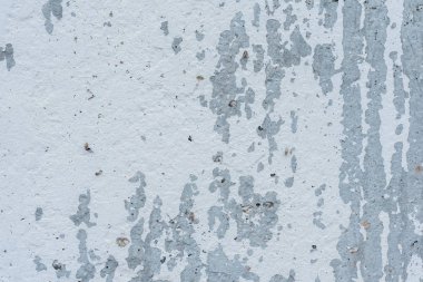 Çizik ve çatlaklarla dolu bir duvar parçası.