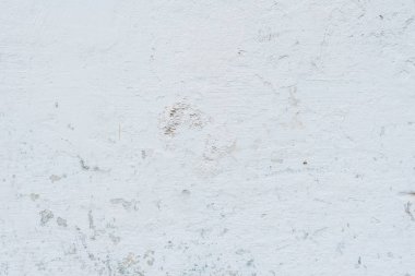 Çizik ve çatlaklarla dolu bir duvar parçası.