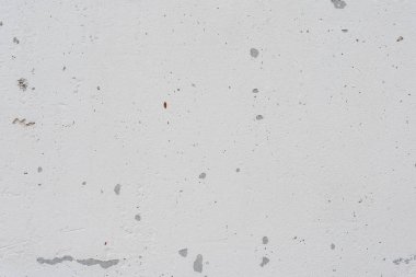 Çizik ve çatlaklarla dolu bir duvar parçası.