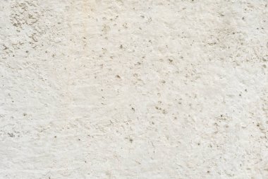 Çizik ve çatlaklarla dolu bir duvar parçası.