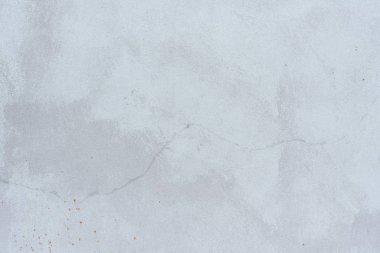 Çizik ve çatlaklarla dolu bir duvar parçası.