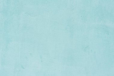 Çizik ve çatlaklarla dolu bir duvar parçası.