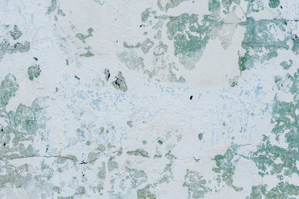 Çizik ve çatlaklarla dolu bir duvar parçası.