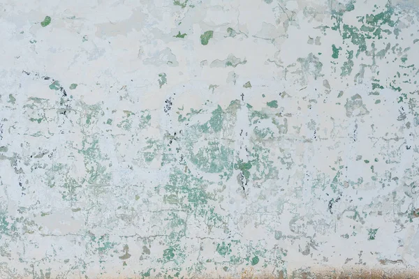 Çizik ve çatlaklarla dolu bir duvar parçası.