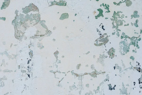 Çizik ve çatlaklarla dolu bir duvar parçası.