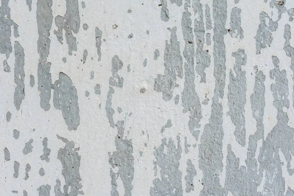 Çizik ve çatlaklarla dolu bir duvar parçası.