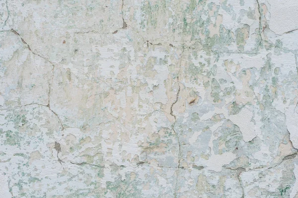 Çizik ve çatlaklarla dolu bir duvar parçası.