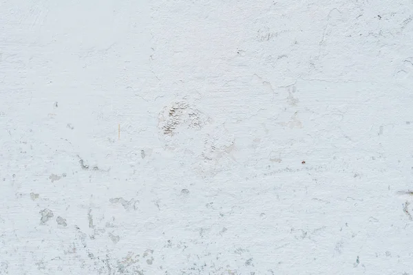 Çizik ve çatlaklarla dolu bir duvar parçası.