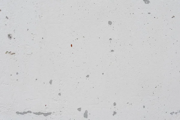 Çizik ve çatlaklarla dolu bir duvar parçası.