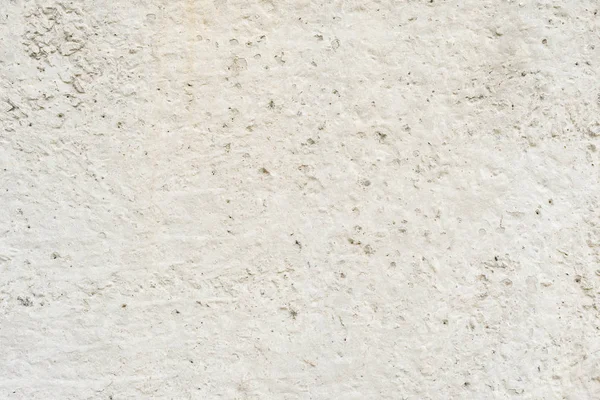 Çizik ve çatlaklarla dolu bir duvar parçası.