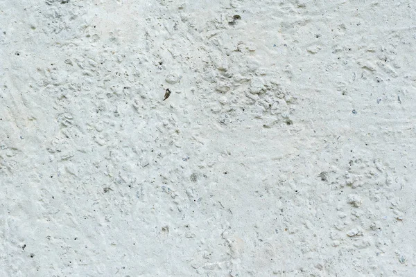 Çizik ve çatlaklarla dolu bir duvar parçası.