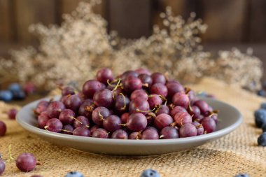 Taze bir plaka üzerinde bir Bektaşi üzümü. Arka plan olarak kullanılabilir