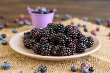 Bir plaka üzerinde yaban mersini taze meyveler. Arka plan olarak kullanılabilir