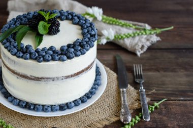 Güzel lezzetli kek beyaz krema ve yaban mersini, çilek