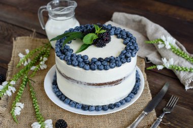 Güzel lezzetli kek beyaz krema ve yaban mersini, çilek