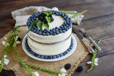 Güzel lezzetli kek beyaz krema ve yaban mersini, çilek