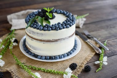 Güzel lezzetli kek beyaz krema ve yaban mersini, çilek