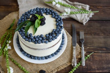 Güzel lezzetli kek beyaz krema ve yaban mersini, çilek