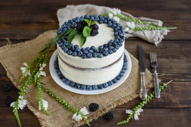 Güzel lezzetli kek beyaz krema ve yaban mersini, çilek