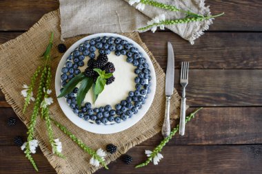 Güzel lezzetli kek beyaz krema ve yaban mersini, çilek