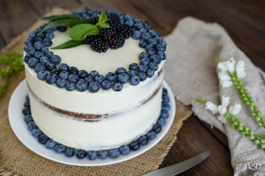 Güzel lezzetli kek beyaz krema ve yaban mersini, çilek