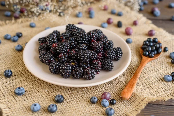 Świeże Jagody Blueberry Talerzu Może Służyć Jako Tło — Zdjęcie stockowe