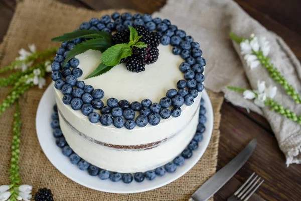 Schönen Leckeren Kuchen Mit Weißer Sahne Und Beeren Von Blaubeeren — Stockfoto