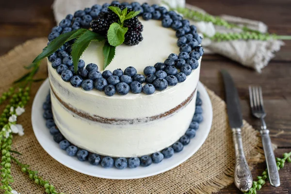 Beautiful Tasty Cake White Cream Berries Blueberry — Stock Photo, Image