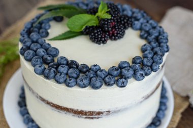 Güzel lezzetli kek beyaz krema ve yaban mersini, çilek