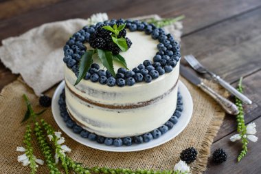 Güzel lezzetli kek beyaz krema ve yaban mersini, çilek