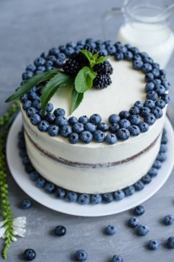 Güzel lezzetli kek beyaz krema ve yaban mersini, çilek