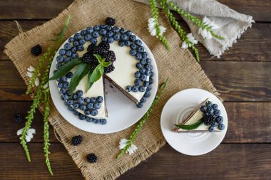 Güzel lezzetli kek beyaz krema ve yaban mersini, çilek