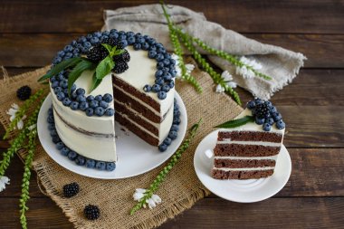 Güzel lezzetli kek beyaz krema ve yaban mersini, çilek