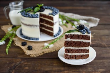 Güzel lezzetli kek beyaz krema ve yaban mersini, çilek