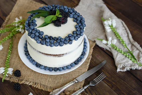 Güzel lezzetli kek beyaz krema ve yaban mersini, çilek