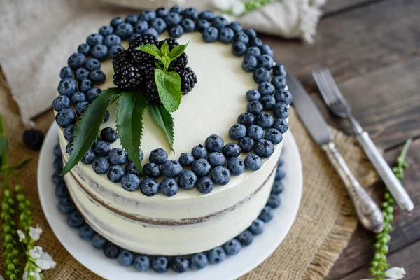 Beautiful Tasty Cake White Cream Berries Blueberry — Stock Photo, Image