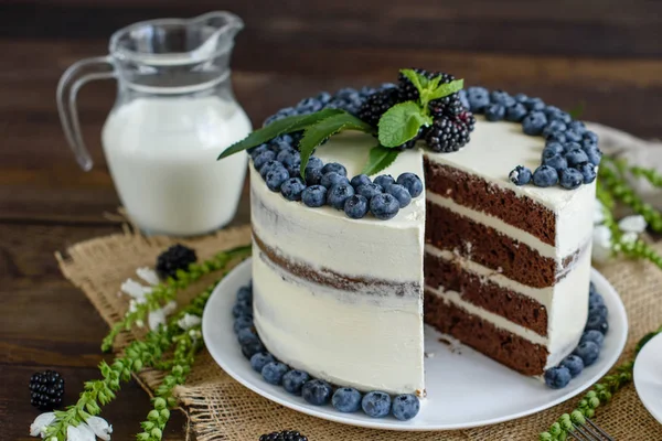 Beautiful Tasty Cake White Cream Berries Blueberry — Stock Photo, Image