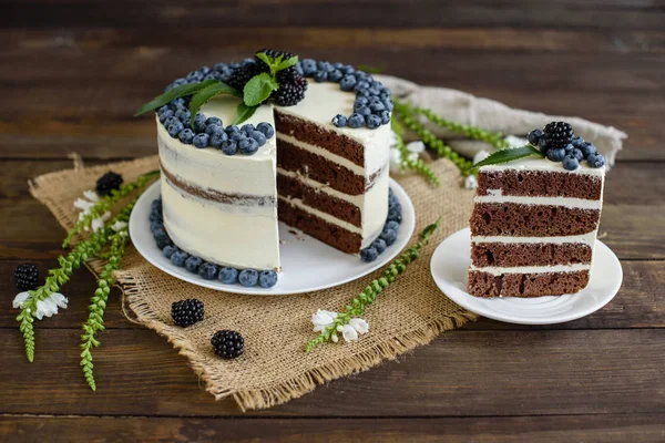 Schönen Leckeren Kuchen Mit Weißer Sahne Und Beeren Von Blaubeeren — Stockfoto