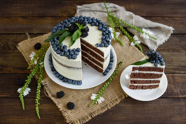 Schönen Leckeren Kuchen Mit Weißer Sahne Und Beeren Von Blaubeeren — Stockfoto