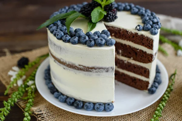 Beautiful Tasty Cake White Cream Berries Blueberry — Stock Photo, Image