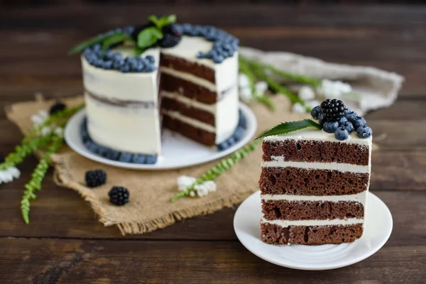 Beautiful Tasty Cake White Cream Berries Blueberry — Stock Photo, Image